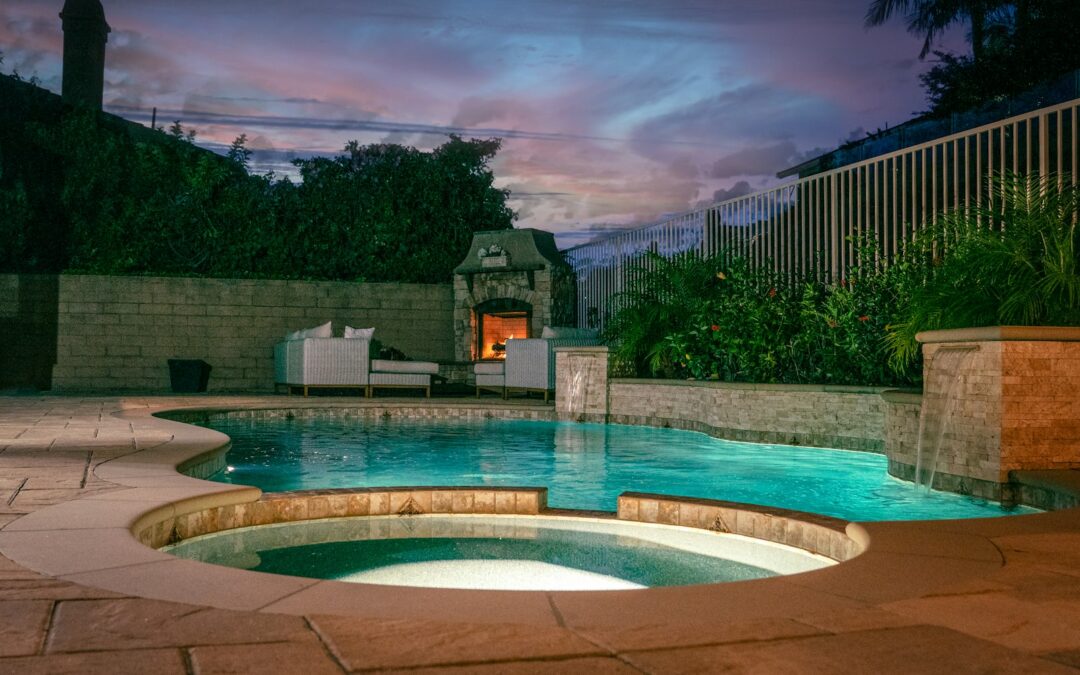 Piscine et terrasse d’une villa placées sous alarme et vidéosurveillance à la tombée de la nuit à Ollioules, dans le Var