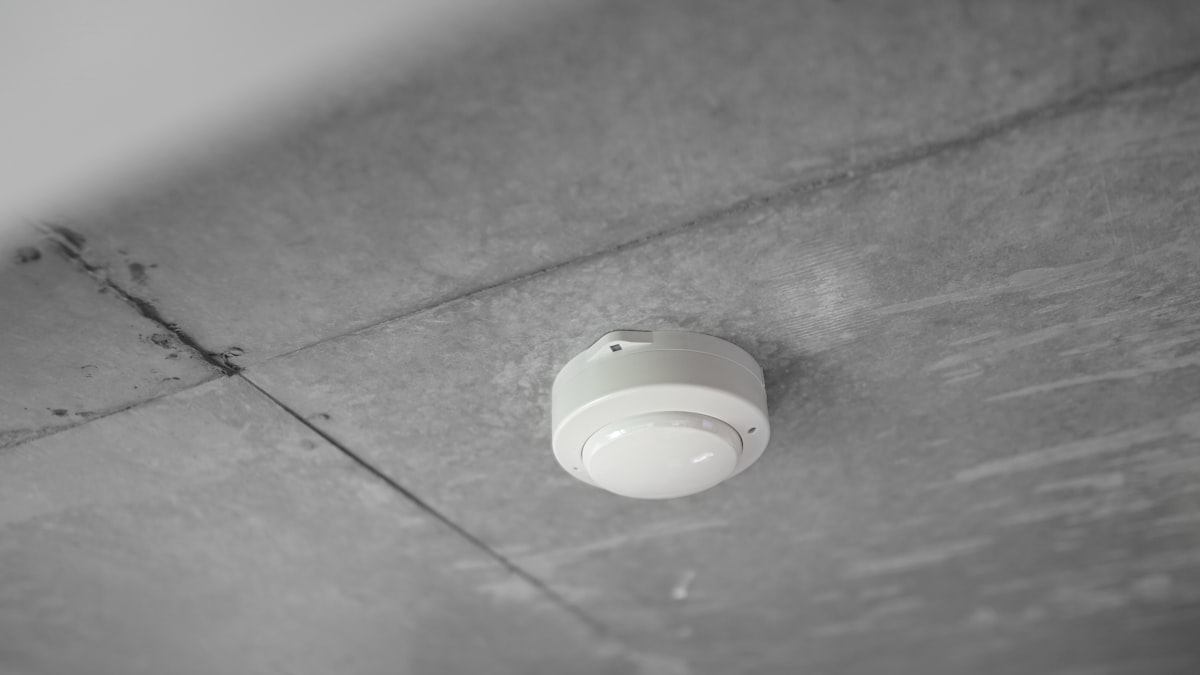 Détecteur de fumée installé au plafond dans un logement