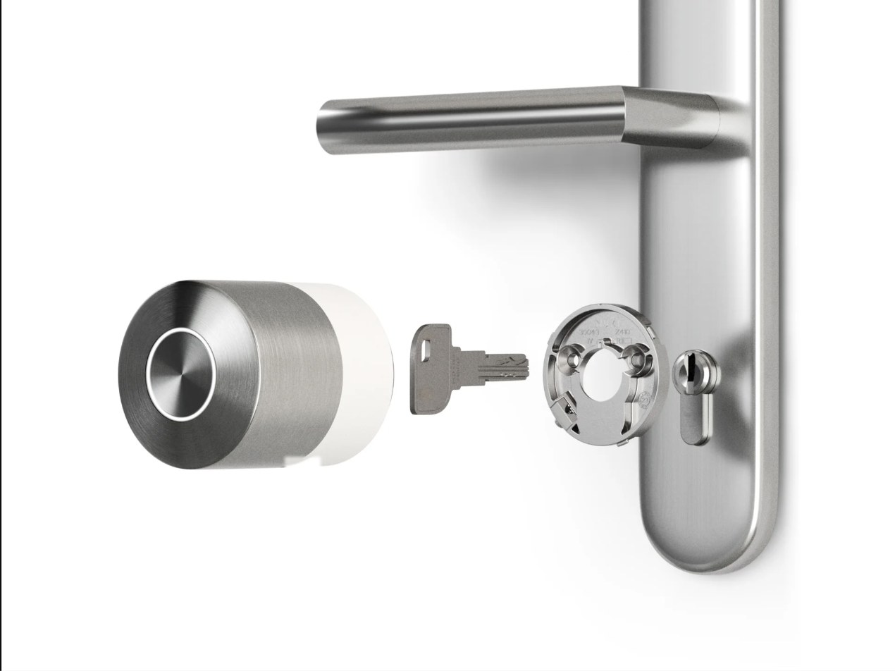 Installation d'une serrure connectée sur une porte à Toulon