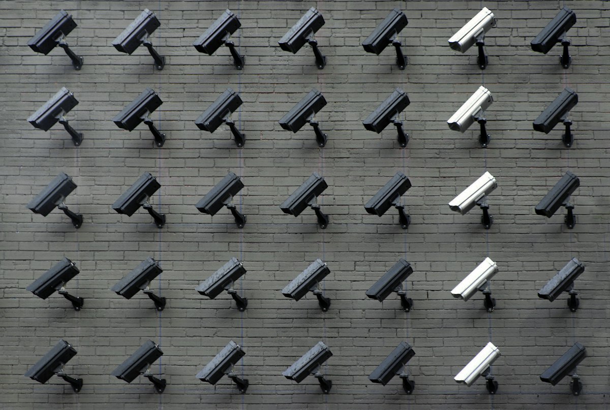 Caméras de vidéosurveillance fixées sur un mur extérieur