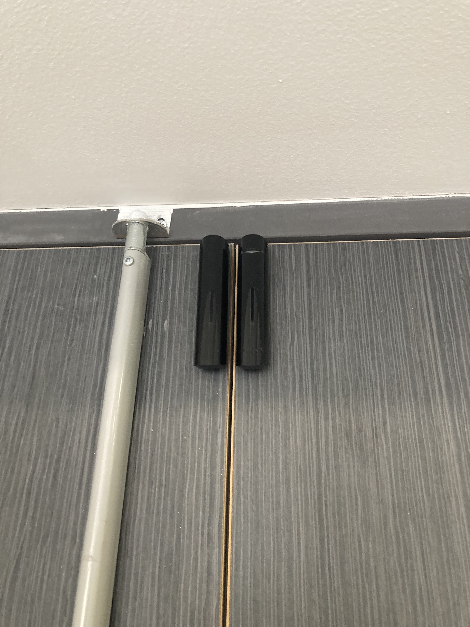 Contacts d’ouverture posés sur une porte vitrée