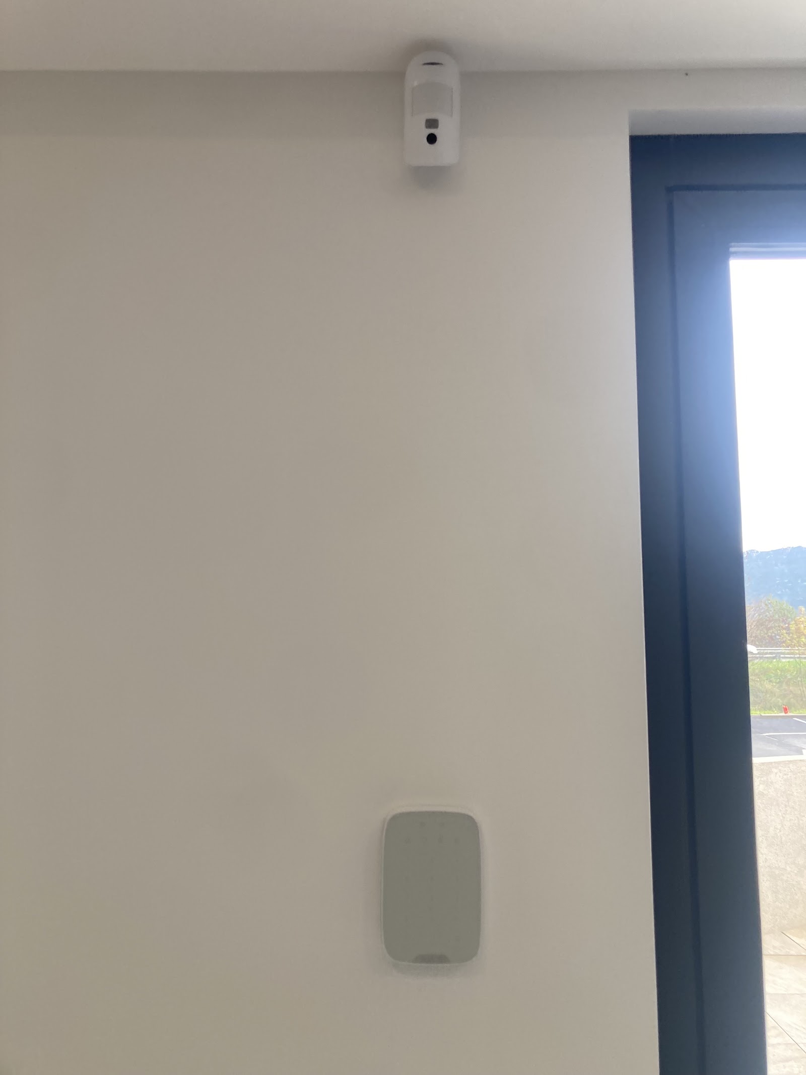 Détecteur et clavier d’alarme posés en intérieur par FOLONEO