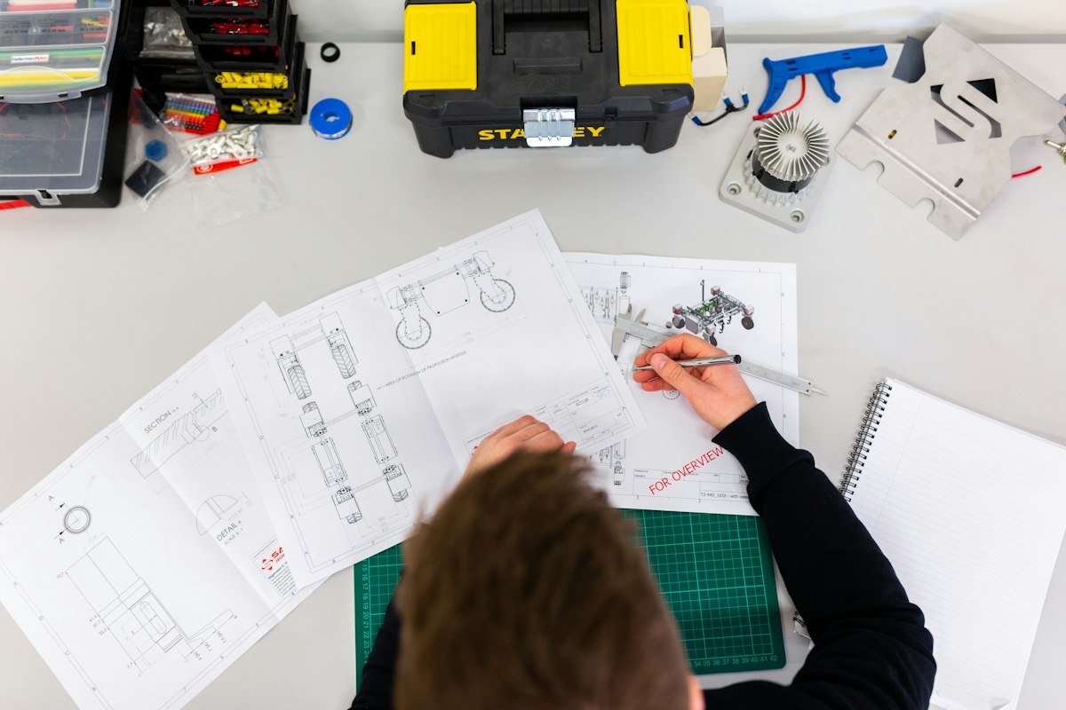 Technicien préparant les plans d’une installation de sécurité