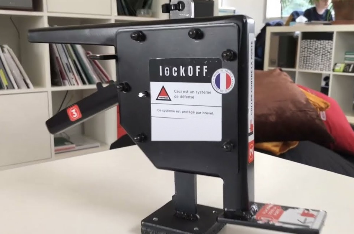 lockOFF, bloqueur de porte anti-intrusion positionné au pied de la porte