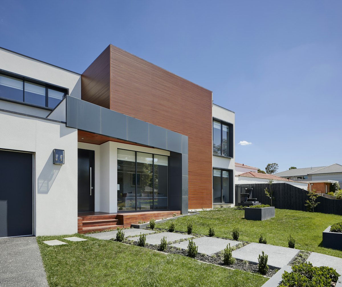 Façade d’une maison d’architecte protégée par FOLONEO