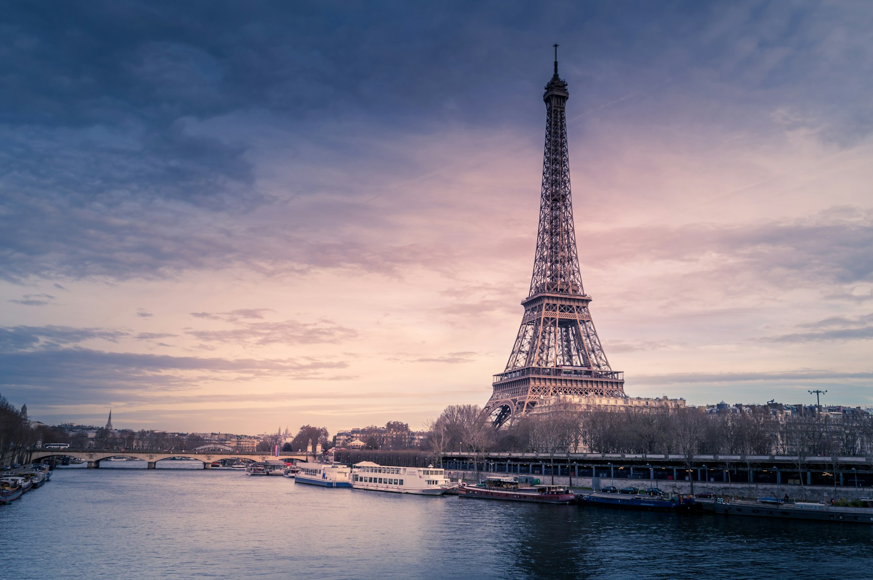 Tour Eiffel et Seine au crépuscule : FOLONEO intervient partout en France