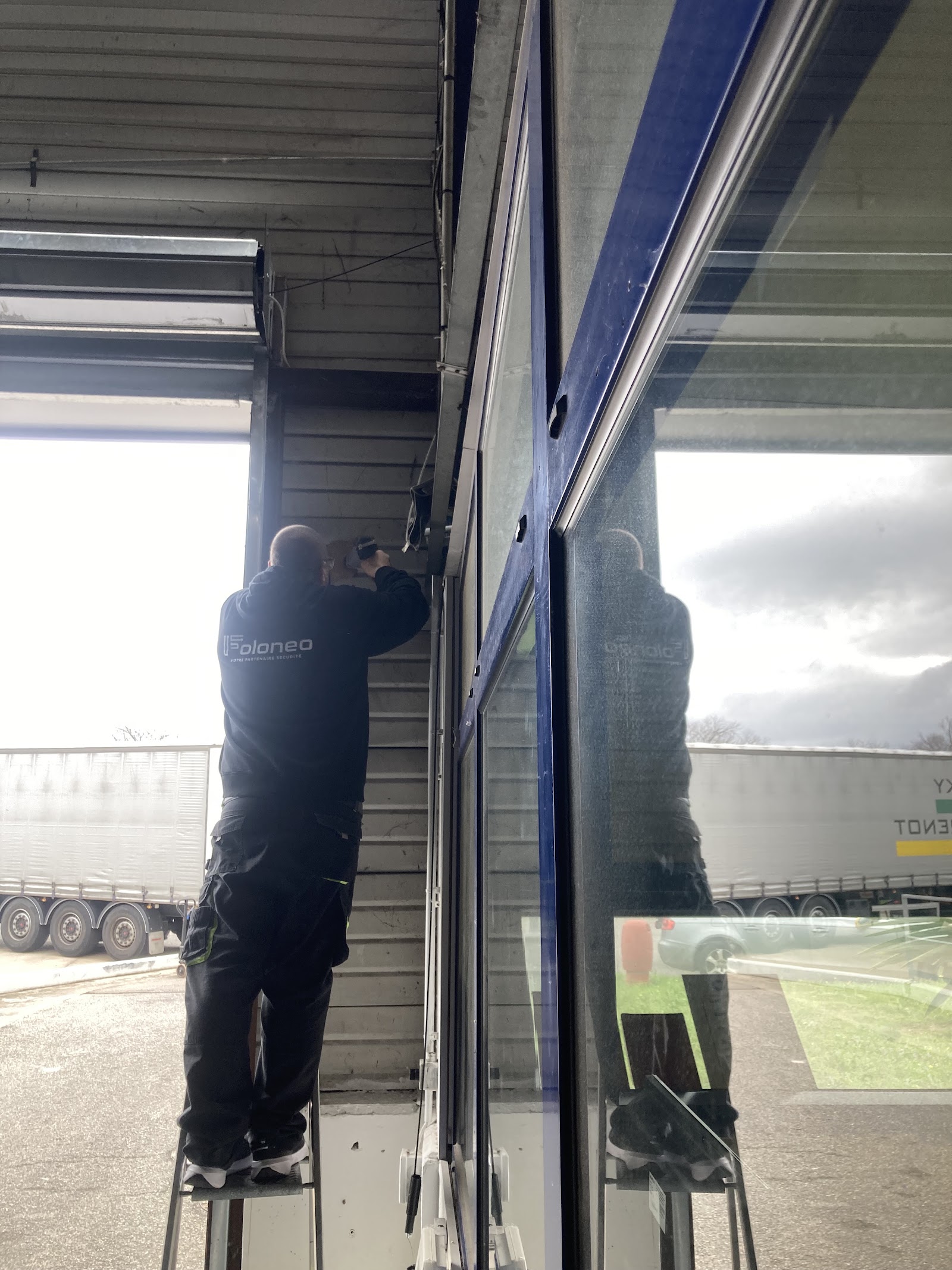 Technicien FOLONEO en intervention sur un entrepôt