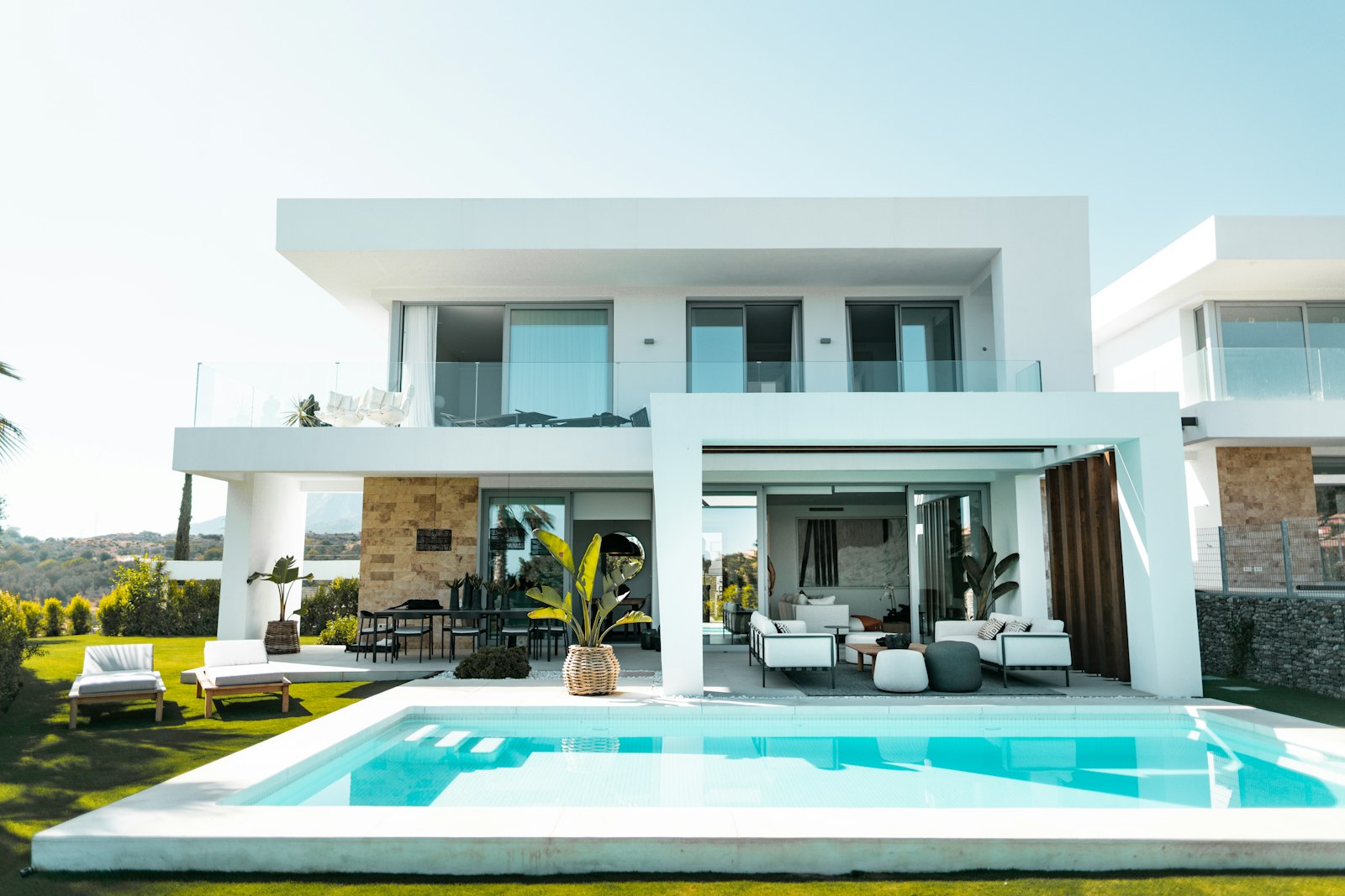 Villa avec piscine en fin de journée dans le Var